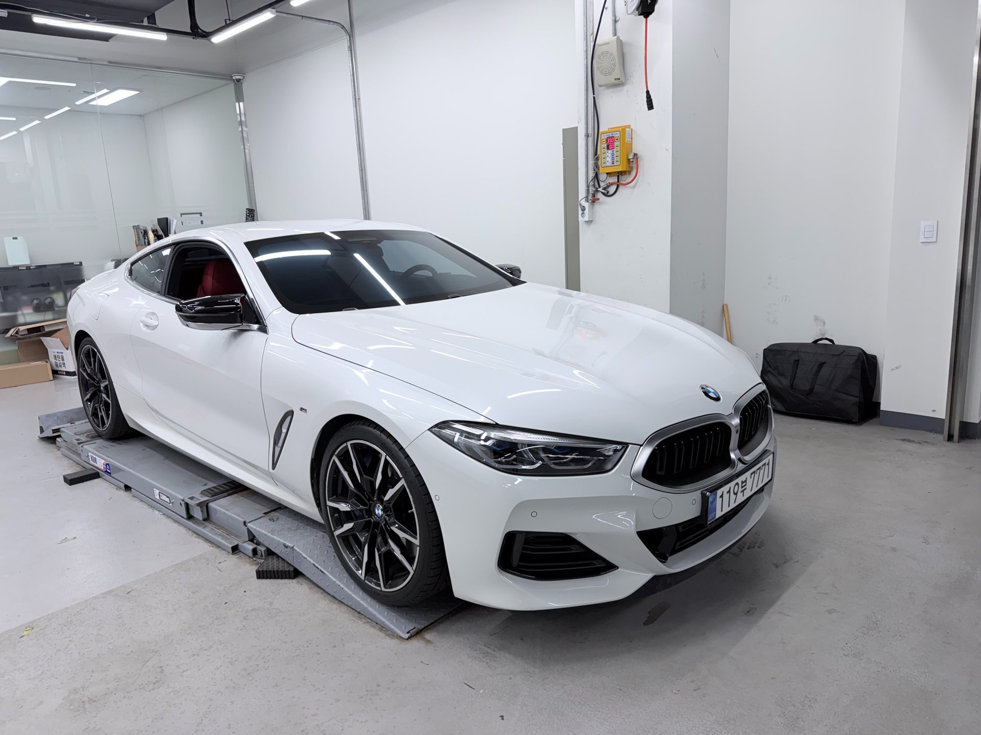 BMW 8 SERIES - View 1