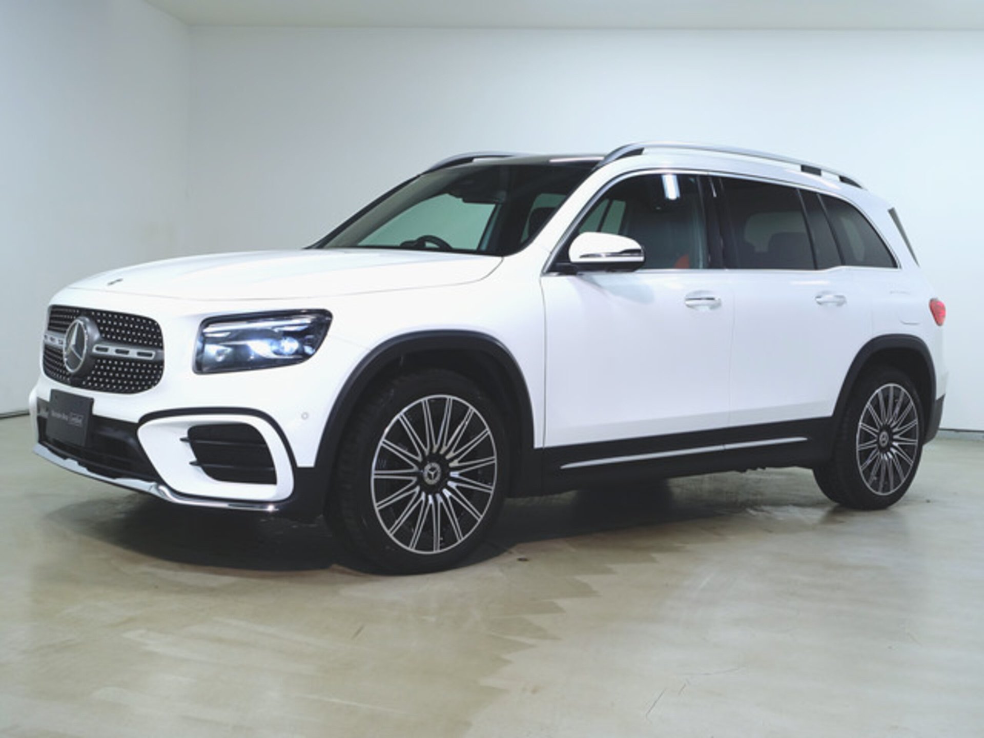 MERCEDES-BENZ GLB - View 1