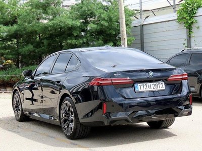 2025 BMW 5 SERIES 照片 2