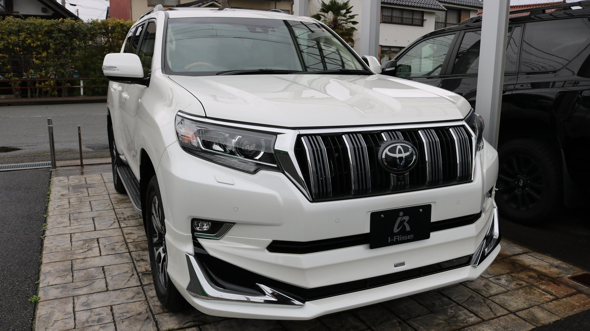 TOYOTA LAND CRUISER PRADO - View 1
