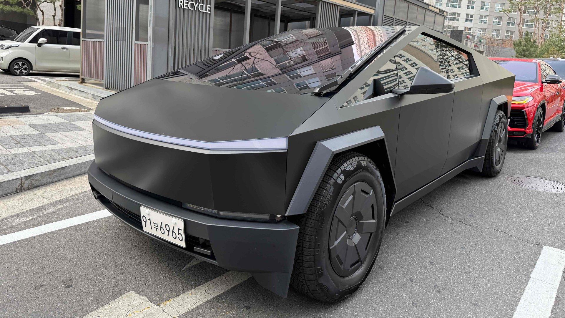 TESLA CYBERTRUCK - View 1