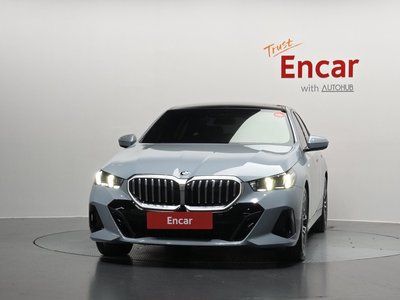 2025 BMW 5 SERIES 照片 2