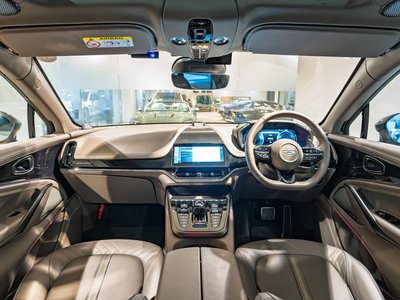 ASTON MARTIN DBX - 2