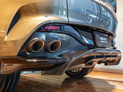 ASTON MARTIN DBX - 10