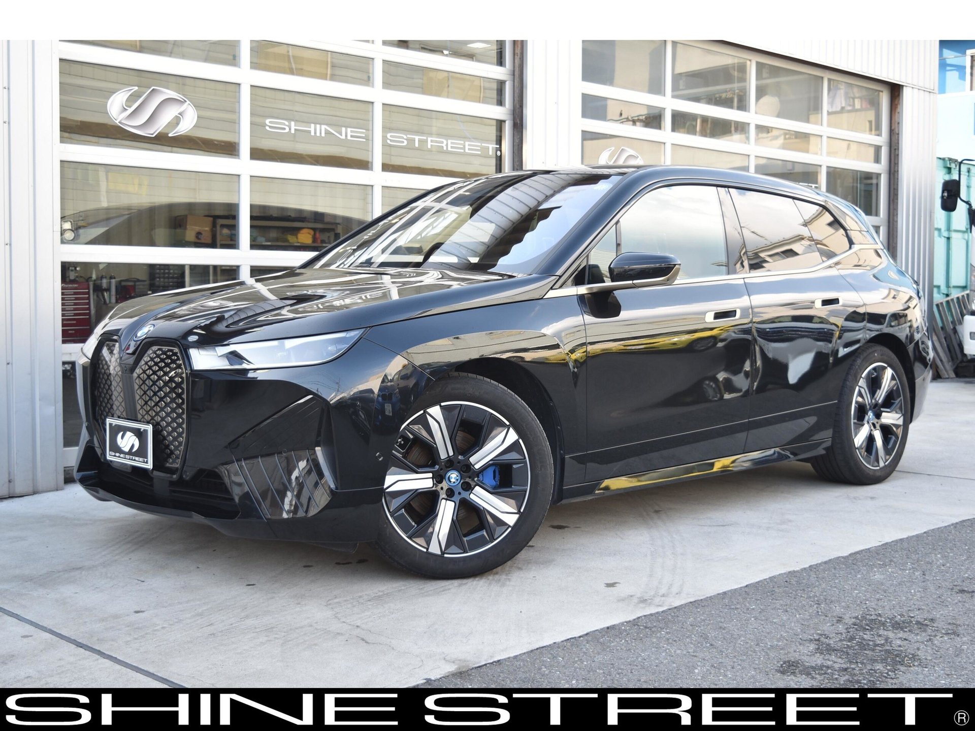 BMW IX - View 1