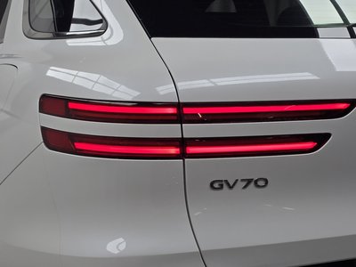 صورة 10 لـ 2024 Genesis GV70