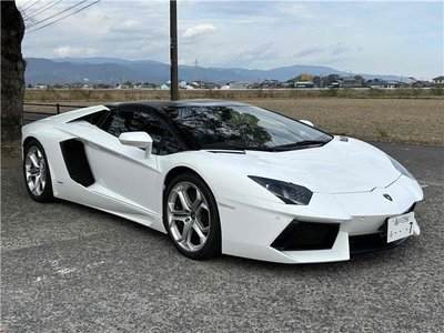 LAMBORGHINI AVENTADOR - 1