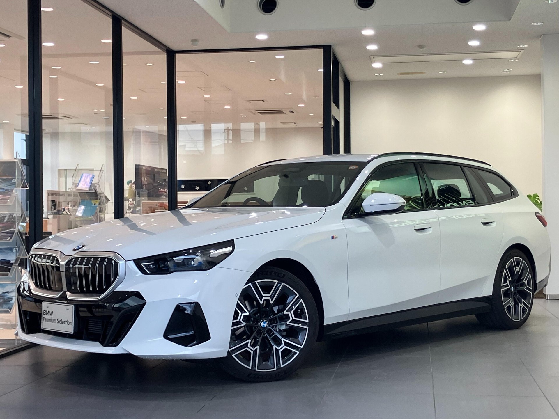 BMW 5 SERIES TOURING - View 1