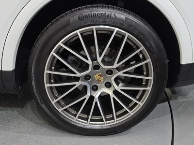 2023 Porsche CAYENNE photo 8