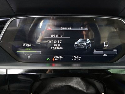AUDI E-TRON - 8