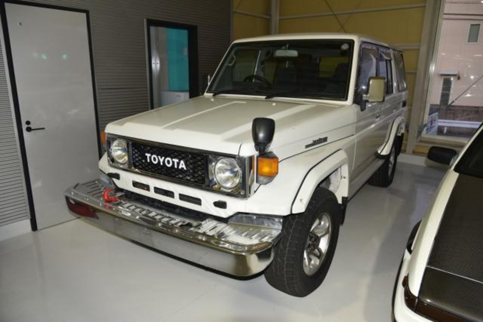 TOYOTA LAND CRUISER 70 - View 1
