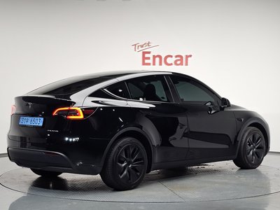 TESLA MODEL Y - 3