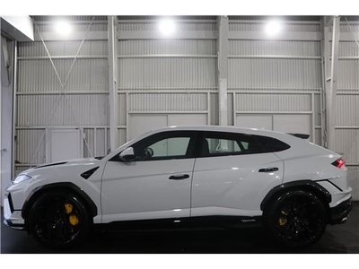 LAMBORGHINI URUS - 3