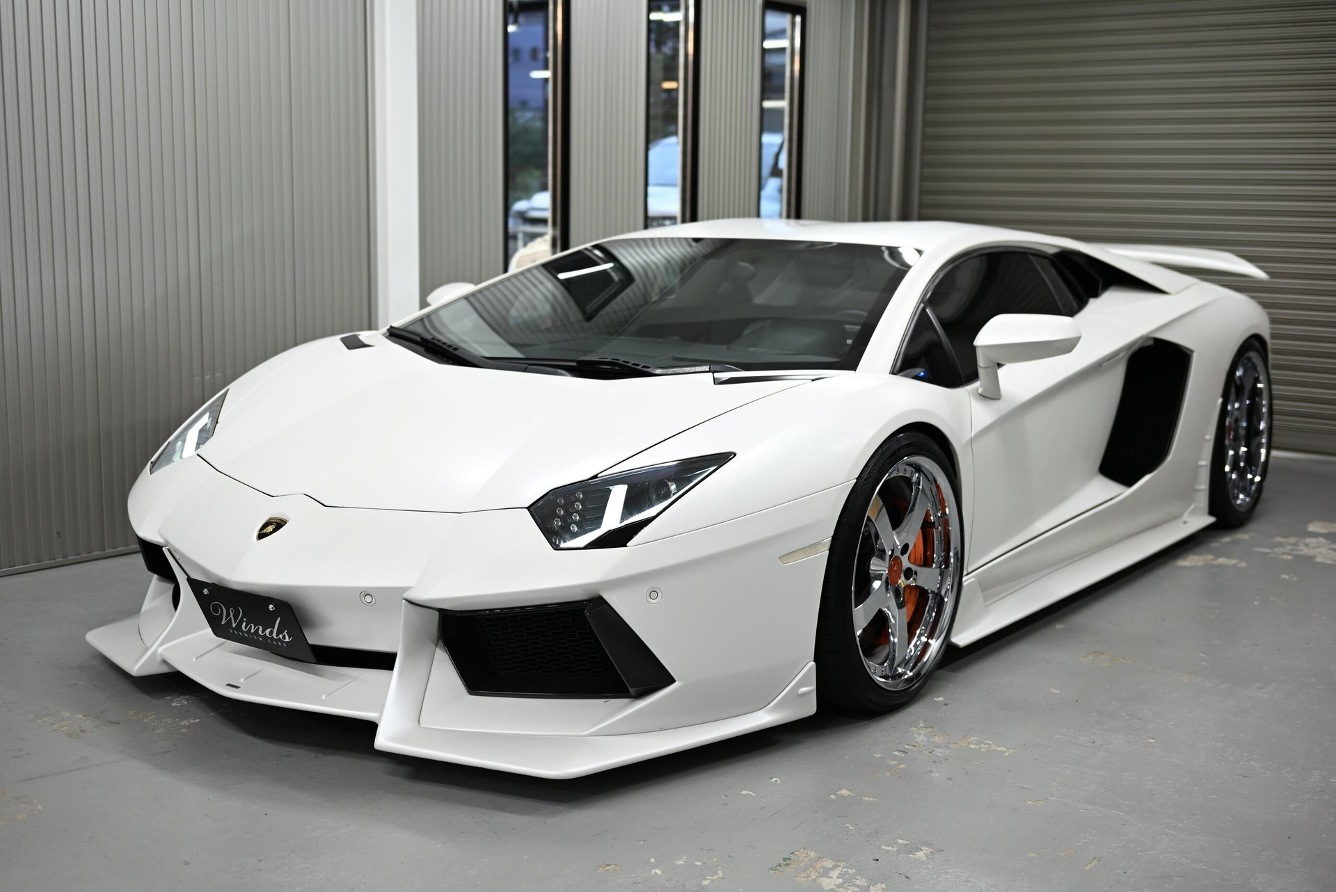 LAMBORGHINI AVENTADOR - View 1