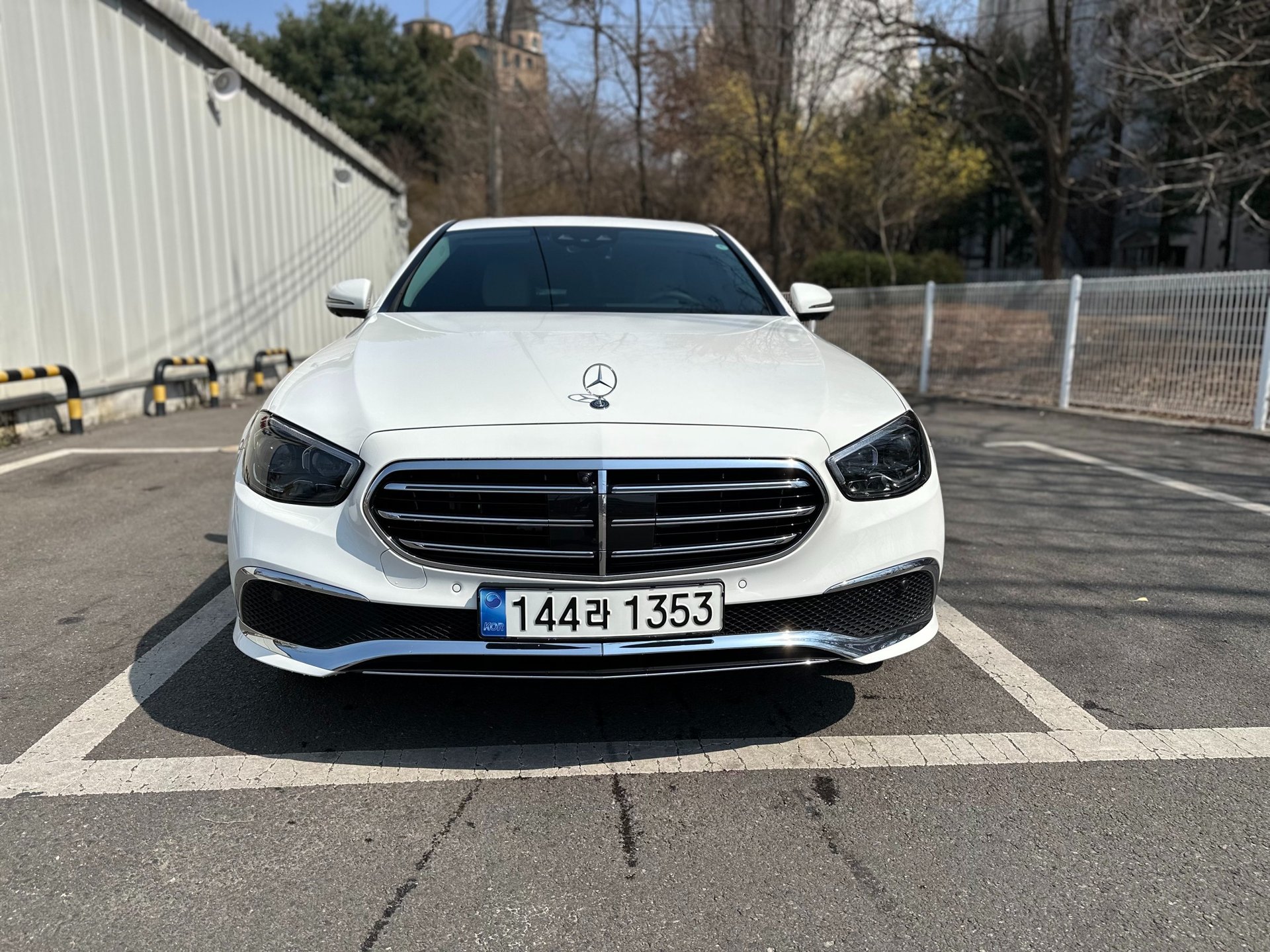 MERCEDES-BENZ E-CLASS - View 1