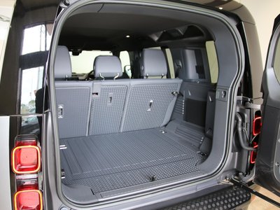 LAND ROVER DEFENDER - 10