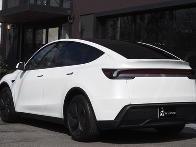 TESLA MODEL Y - 3