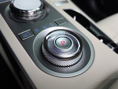 صورة 9 لـ 2023 Genesis GV70