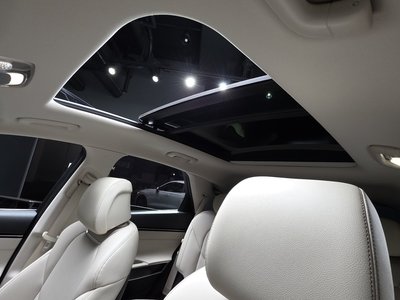 2023 Genesis GV70 thumbnail 17
