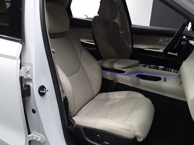 صورة 10 لـ 2023 Genesis GV70