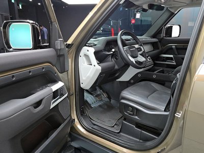 LAND ROVER DEFENDER - 10