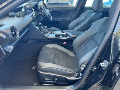 2022 Lexus IS — миниатюра 11