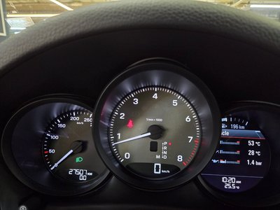 PORSCHE MACAN - 8