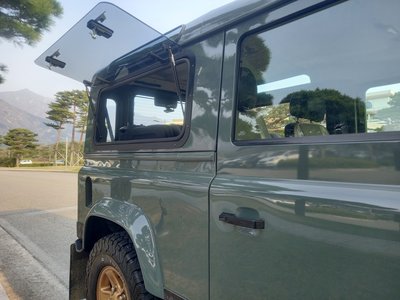 LAND ROVER DEFENDER - 1