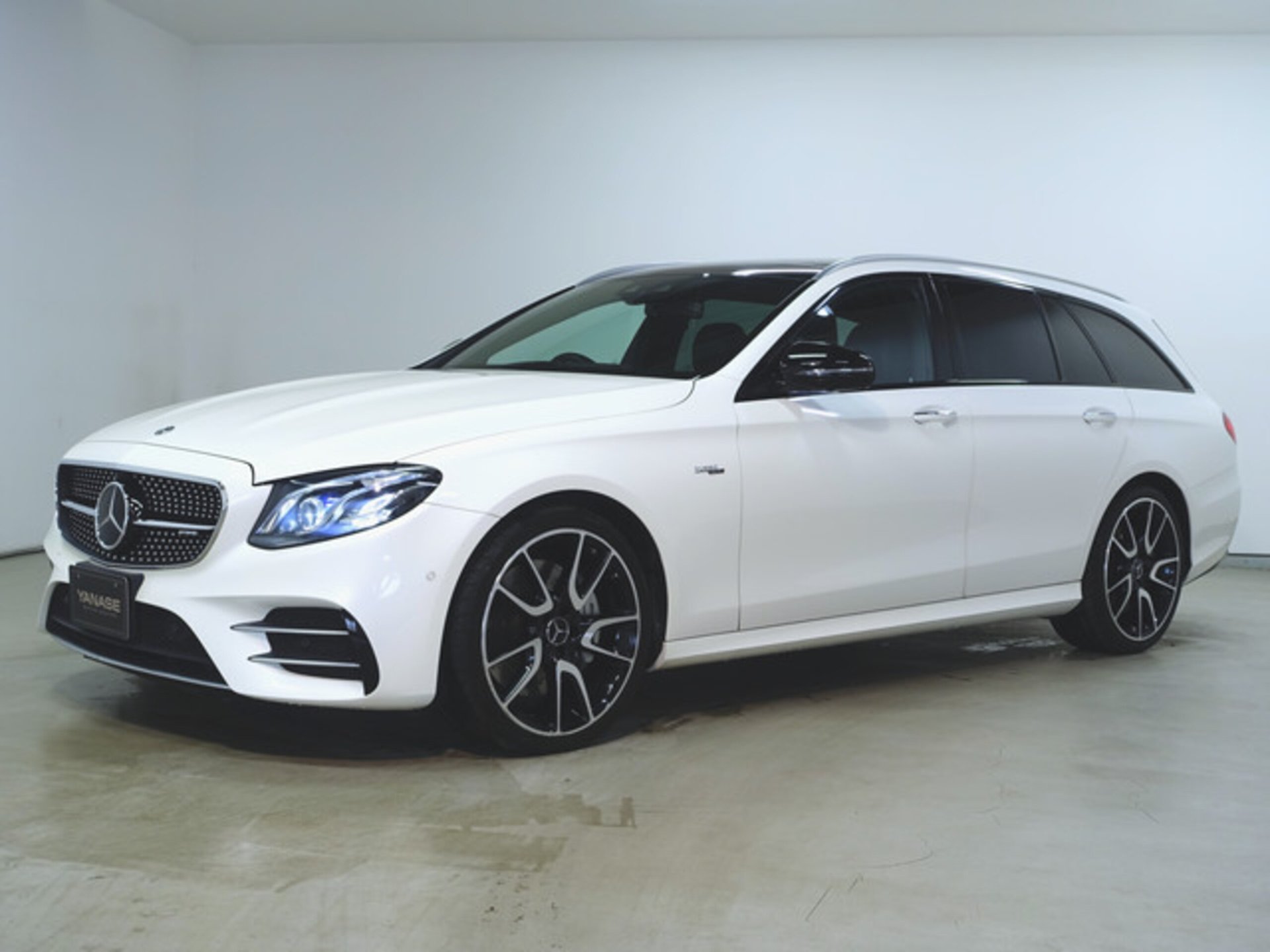 MERCEDES-BENZ E-CLASS AMG - View 1