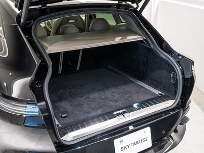 ASTON MARTIN DBX - 9