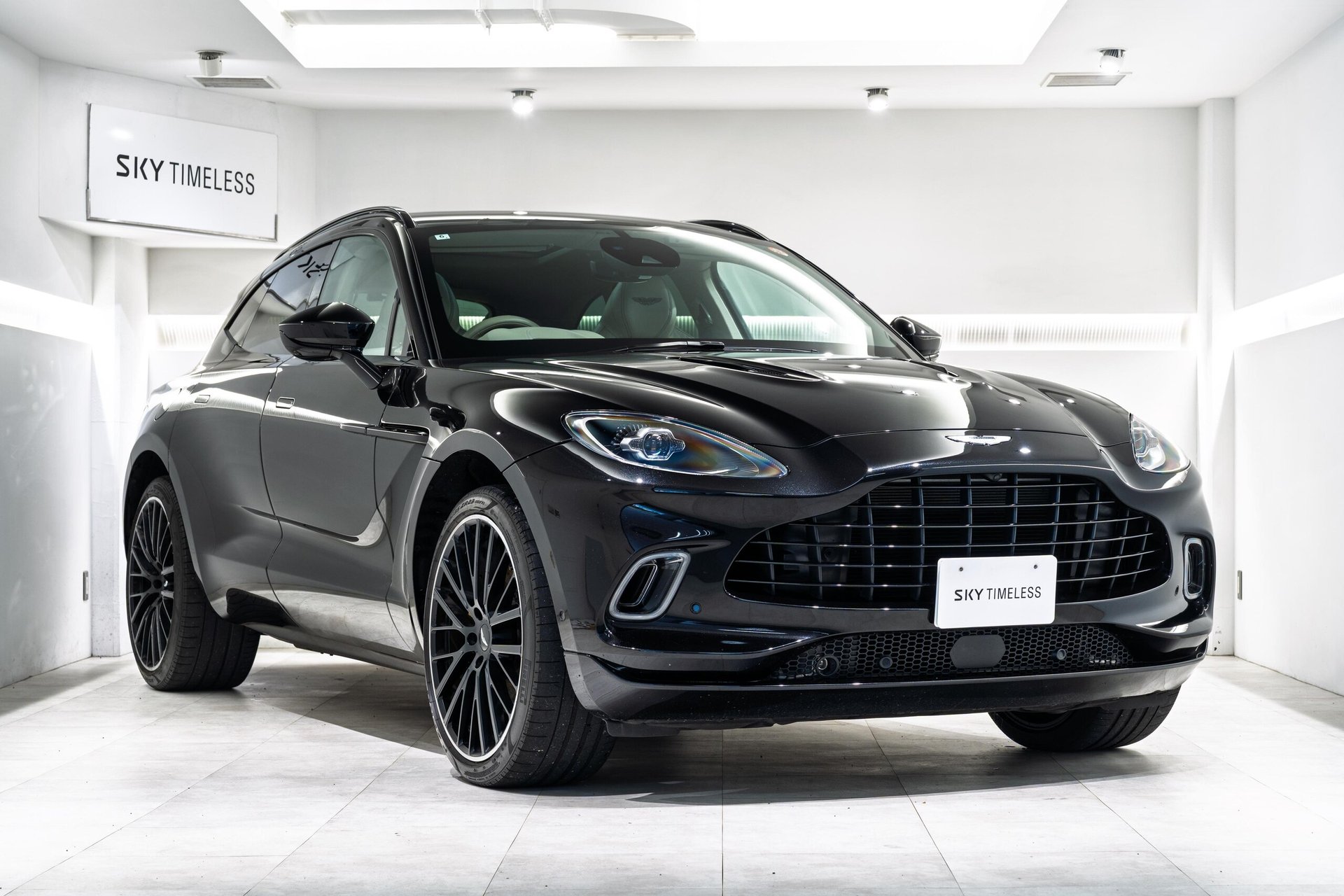 ASTON MARTIN DBX - View 1