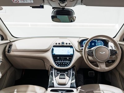 ASTON MARTIN DBX - 7