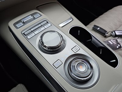 2023 Genesis GV70 thumbnail 12