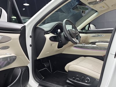 2023 Genesis GV70 thumbnail 13