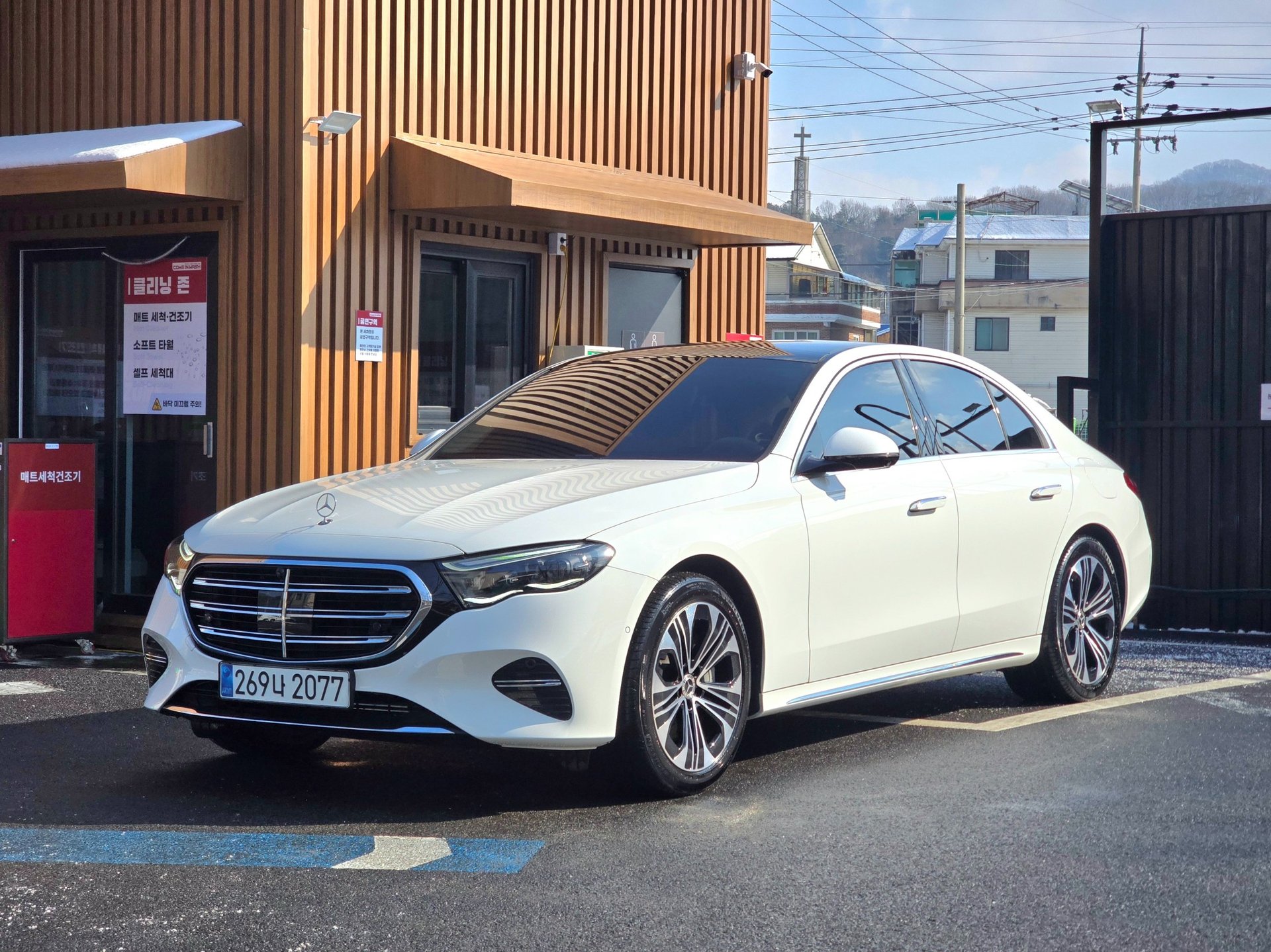 MERCEDES-BENZ E-CLASS - View 1