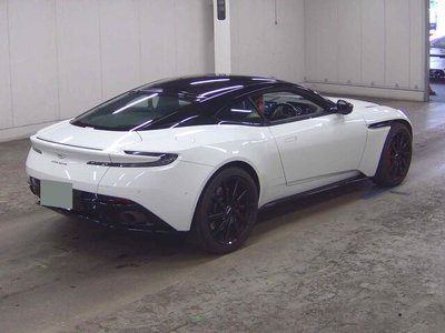 ASTON MARTIN DB11 - 5