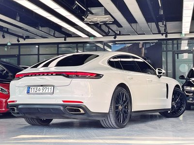 2021 Porsche PANAMERA photo 4
