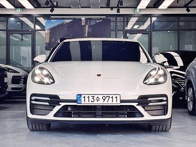 2021 Porsche PANAMERA photo 2