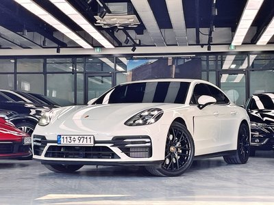 2021 Porsche PANAMERA photo 1