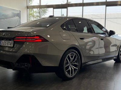 2025 BMW 5 SERIES photo 4