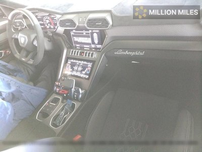 LAMBORGHINI URUS - 3