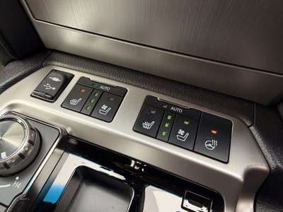 TOYOTA LAND CRUISER 200 - 3