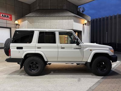 TOYOTA LAND CRUISER 70 - 2