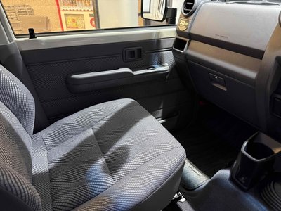 TOYOTA LAND CRUISER 70 - 9