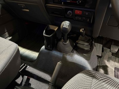 TOYOTA LAND CRUISER 70 - 8