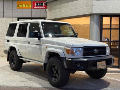 TOYOTA LAND CRUISER 70 - 1