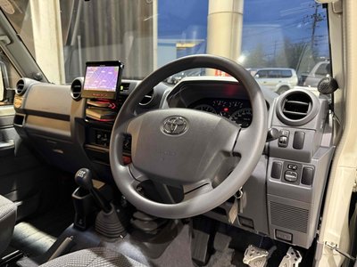 TOYOTA LAND CRUISER 70 - 5