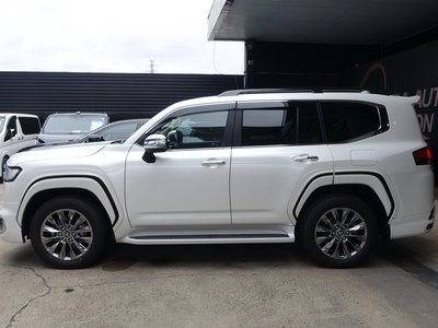 TOYOTA LAND CRUISER 300 - 6