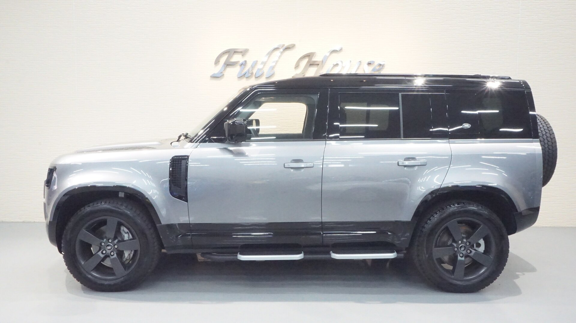 LAND ROVER DEFENDER - View 1