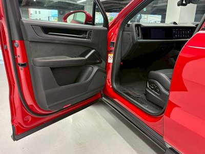 2024 Porsche CAYENNE thumbnail 45